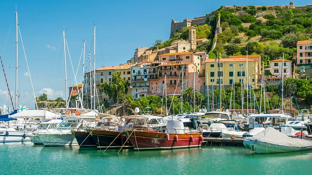smeraldo o zaffiro? no, argento! il colore di questa costa della toscana nasconde un borgo dalla bellezza ineguagliabile