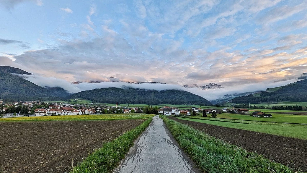 quando l'inferno diventa paradiso: in mezzo alle dolomiti c'è una spa sospesa nel vuoto, ed è un capolavoro di architettura e benessere
