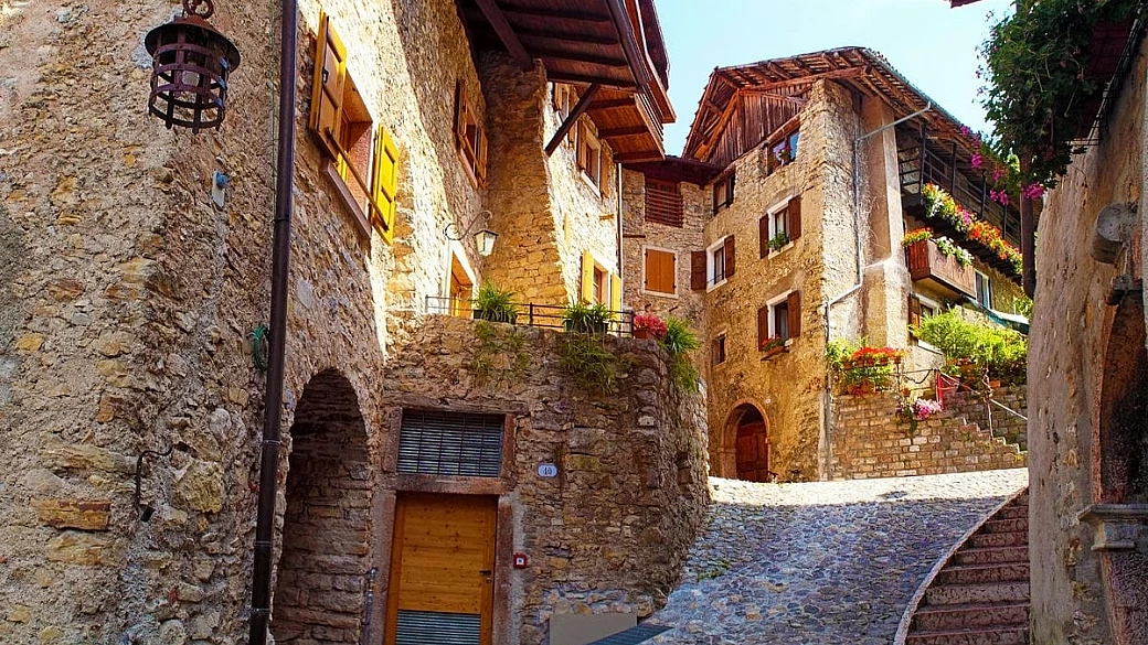 canale di tenno, il borgo medievale sospeso sul lago di garda