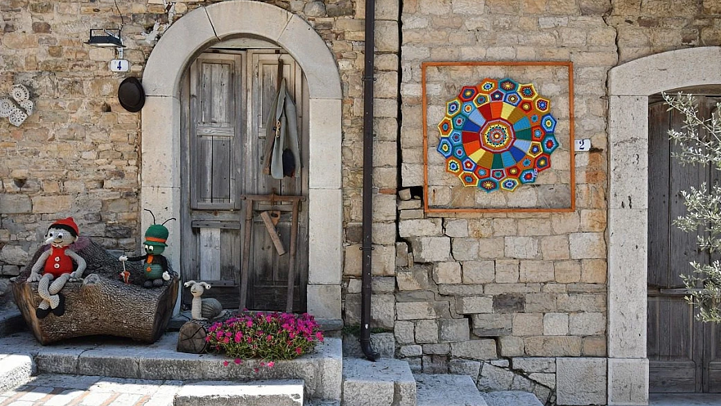 in molise c'è un borgo dove gli alberi di natale si fanno all'uncinetto: è la tradizione più colorata delle feste