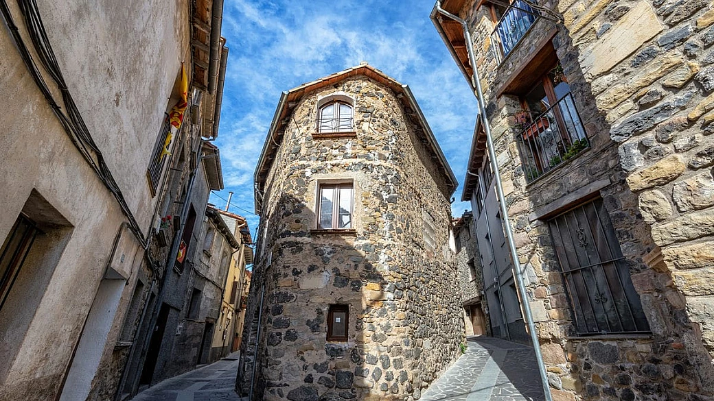 soli 50 metri di larghezza, ma non è un campo da calcio: questo paese sospeso sulla roccia è un posto davvero... da brividi