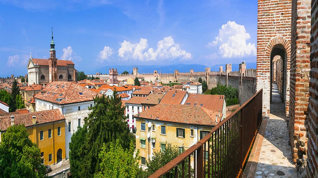 il borgo murato più bello d'europa è italiano, e qui il tempo sembra aver smesso di correre