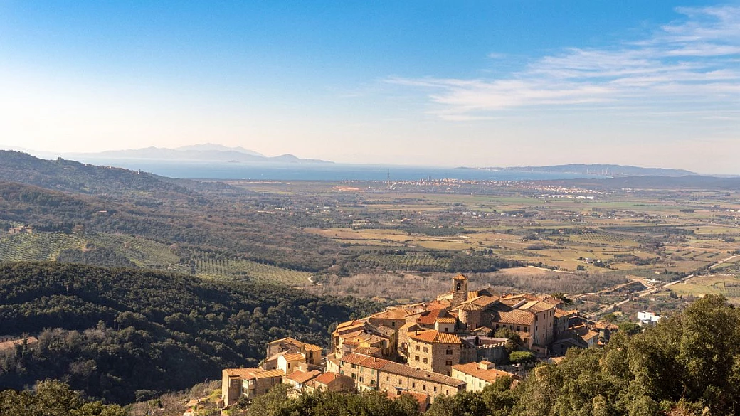 c'è un piccolo borgo nella maremma toscana dove sembra di entrare in una macchina del tempo, e i suoi panorami sono... paradisiaci