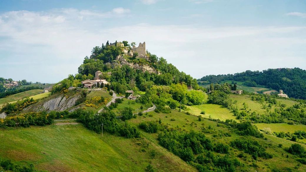 il piccolo tibet dell'emilia-romagna è un borgo ricco di spiritualità orientale, dove anche il dalai lama ha trovato casa