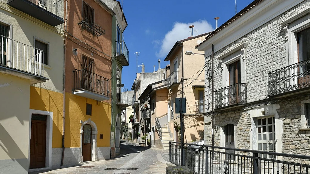 tra i monti dauni c’è un incantevole borgo di pietra dove tradizione e magia si fondono in un unico abbraccio