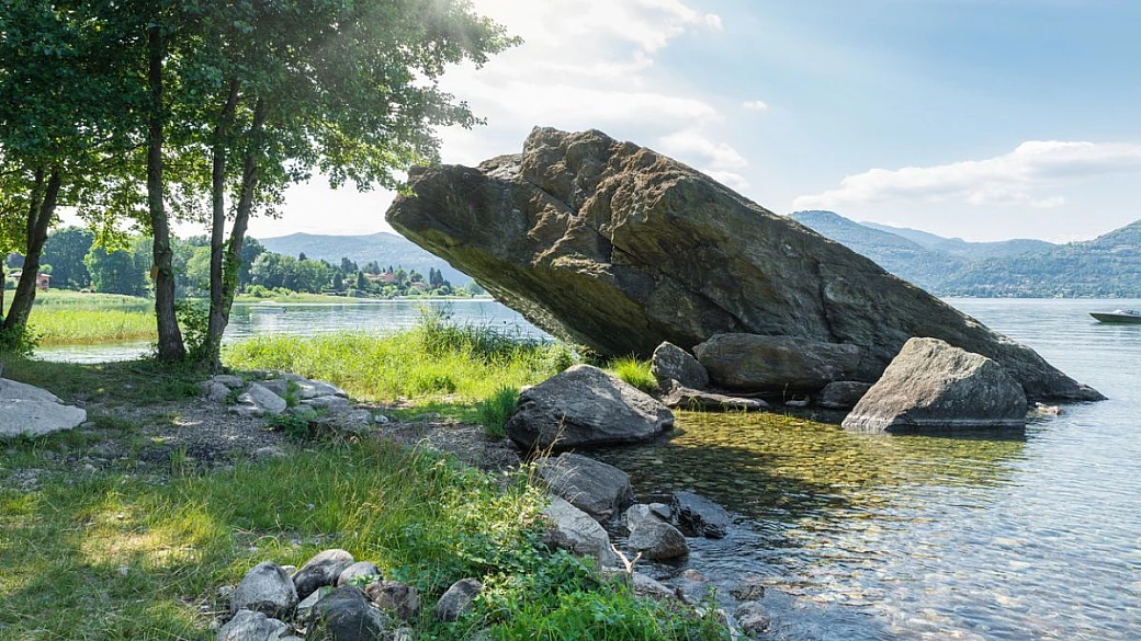 È la piccola riviera sul lago maggiore: il borgo dei sassi sospesi nell'acqua è l'incredibile sorpresa della lombardia