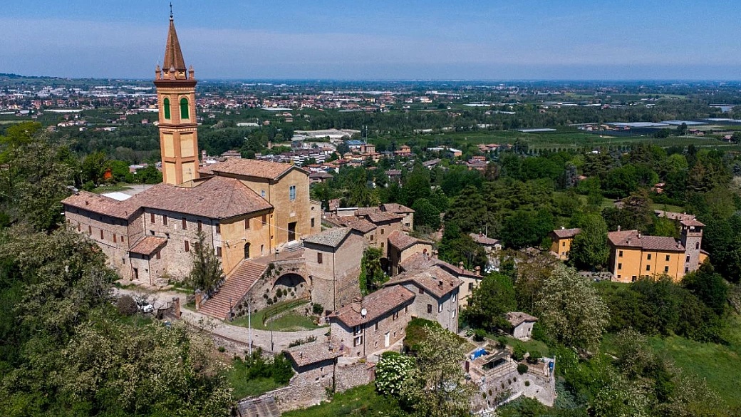 una ferrara in miniatura sulle colline del modenese: in questo borgo il castello più famoso sembra aver cambiato città