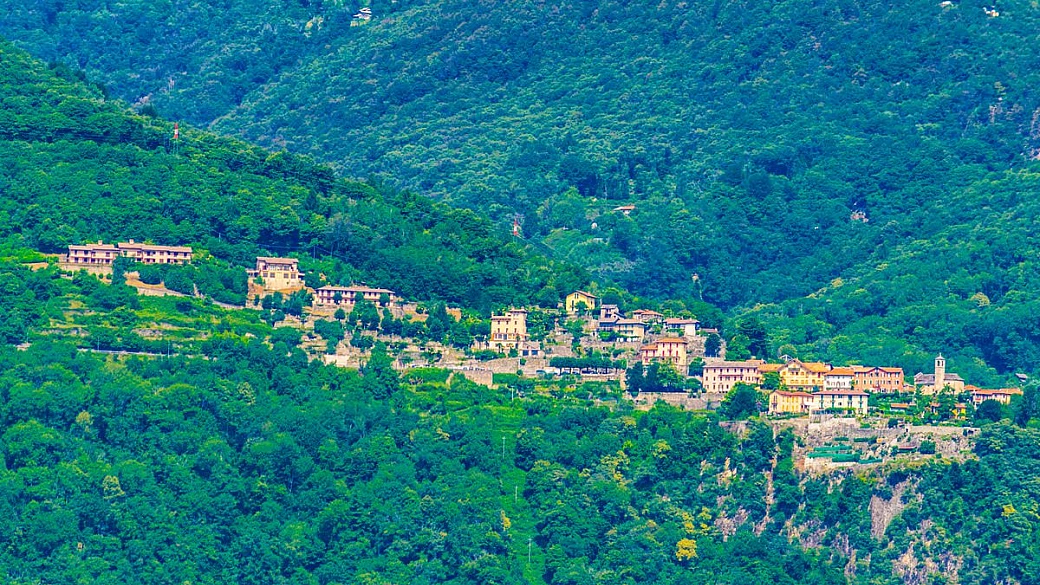 il profumo degli agrumi e la meraviglia dei castelli sospesi: in questo borgo del piemonte ogni viaggio vale per tre