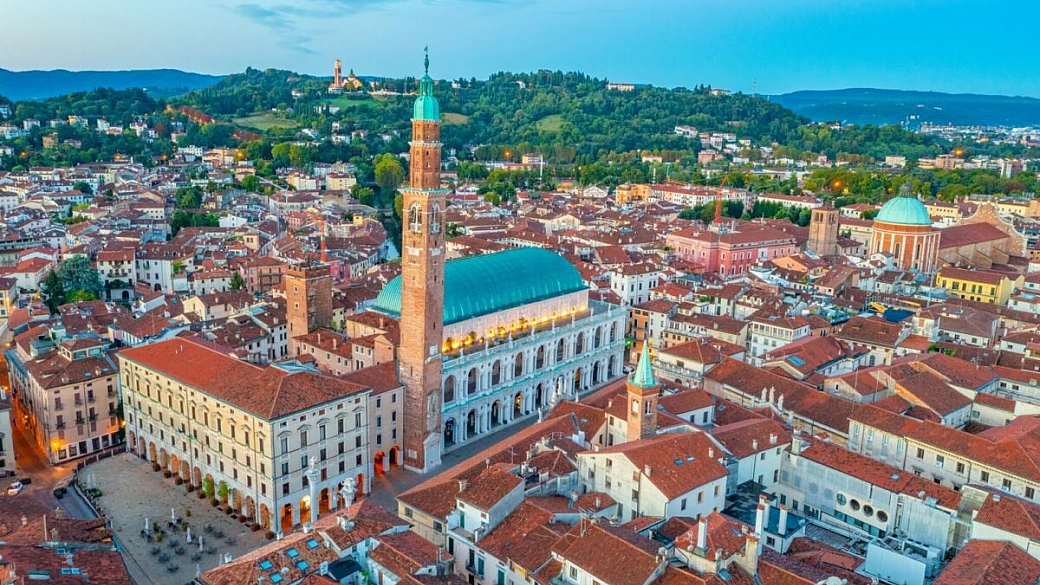 È la città capolavoro del palladio: sembra uscita da un libro di storia dell'arte, ma la sua è una bellezza reale