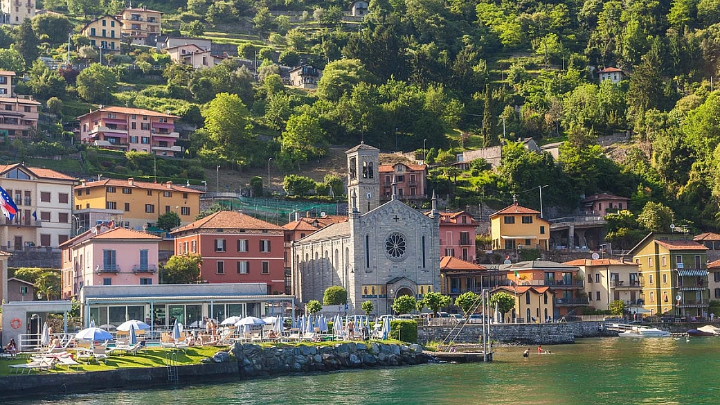 antiche case in pietra e panorami mozzafiato: sulle sponde del fiume telo c’è un pittoresco borgo vista lago che non puoi proprio perdere