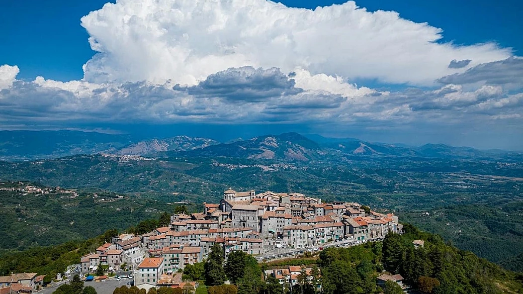 il piccolo borgo senza tempo alle porte di roma è oggi uno dei più belli d'italia, ed è perfetto da scoprire nel mese di natale