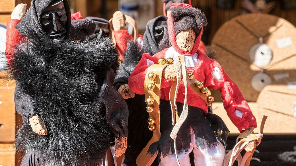 mamuthones e issohadores: sembrano nomi incomprensibili, ma sono la vera essenza del carnevale più bello della sardegna
