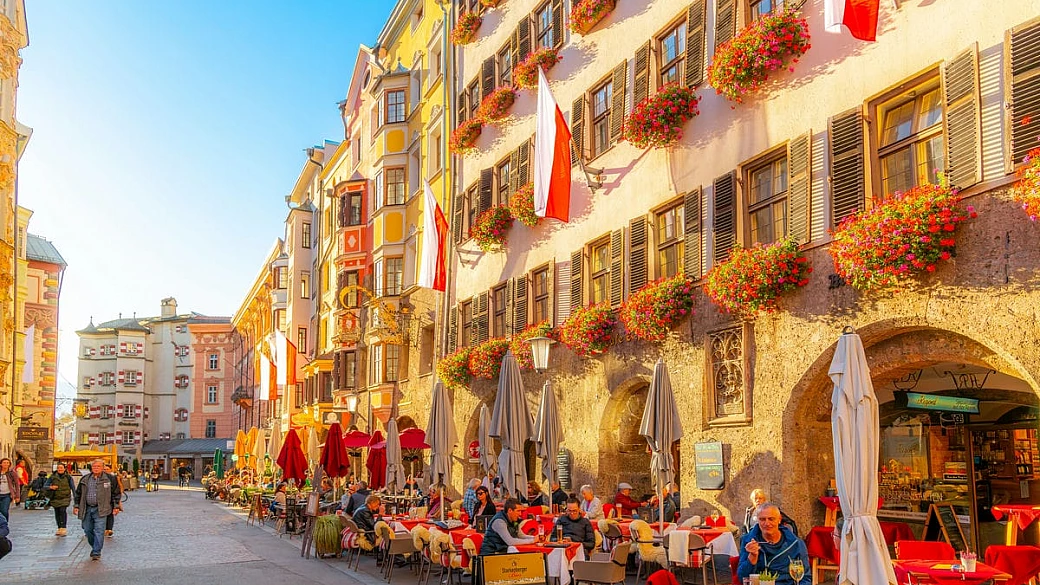 È la coloratissima capitale delle alpi: una città che tutti possono scoprire, tra shopping e antiche meraviglie