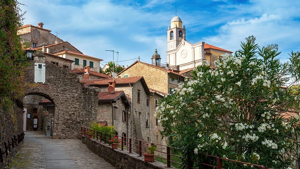 panorami mozzafiato, antichi castelli, colline verdi: il borgo dei malaspina è la vera sorpresa da visitare nell'alta toscana