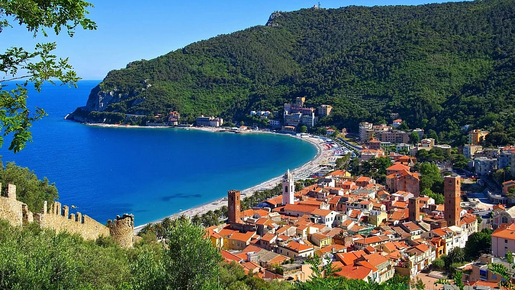 acque cristalline, antichi carruggi e profumo di mare: questo borgo della riviera di ponente è perfetto per un affascinante viaggio tra tradizione e natura