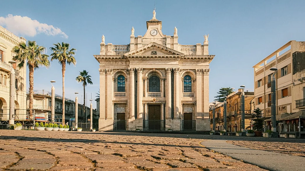 bagnata dalle acque e protetta dal vulcano, si trova in italia ed è la copia esatta della basilica di san giovanni in laterano