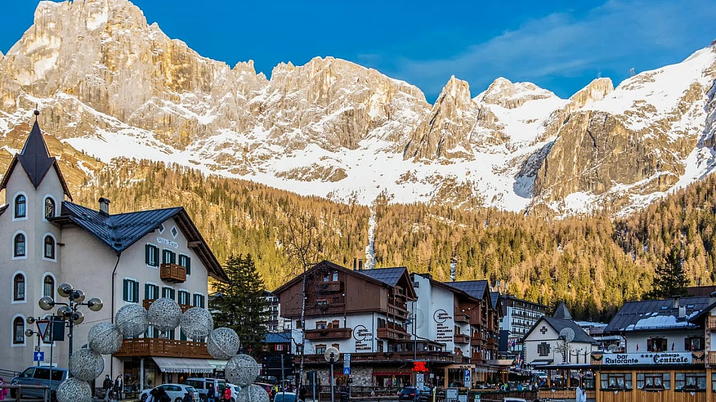 una pala d'artista, ma qui il merito è tutto della natura: in valle del premiero c'è il borgo che ti farà innamorare delle alpi