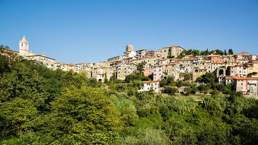 in liguria, due borghi in uno per un viaggio nel tempo tra torri medievali, tradizioni secolari e panorami mozzafiato
