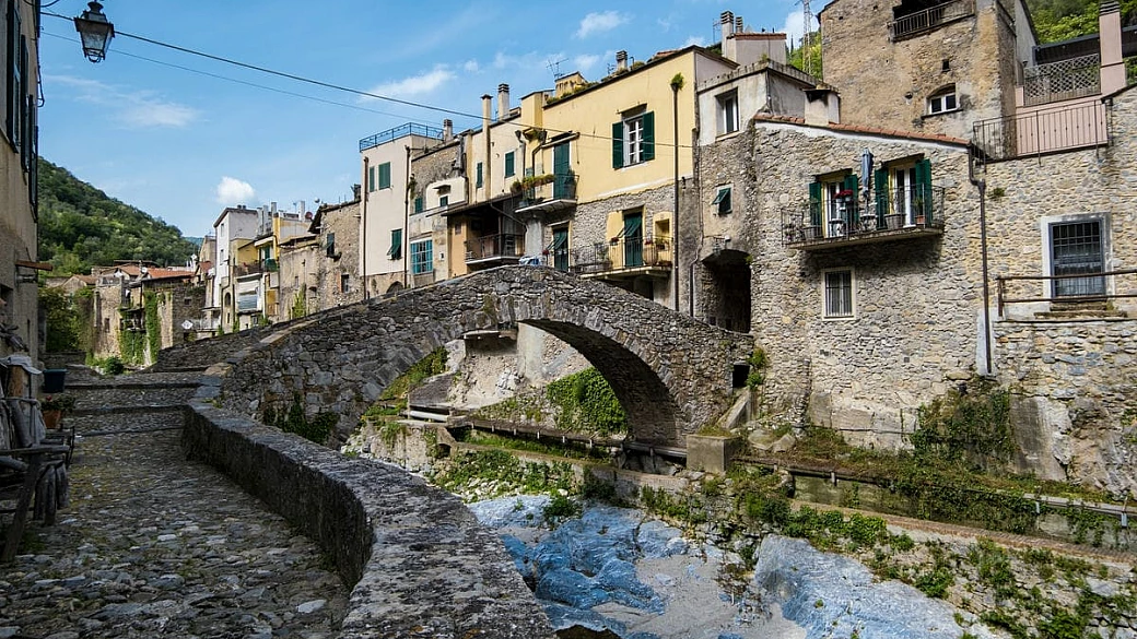 affreschi, archi di pietra e antichi torrioni: scopri uno dei borghi più belli e affascinanti della liguria, perfetto per chi ama storia e natura