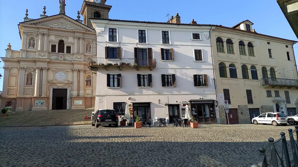 la torre panoramica sulle colline del piemonte: il borgo del barbera è il posto giusto dove brindare all'italia