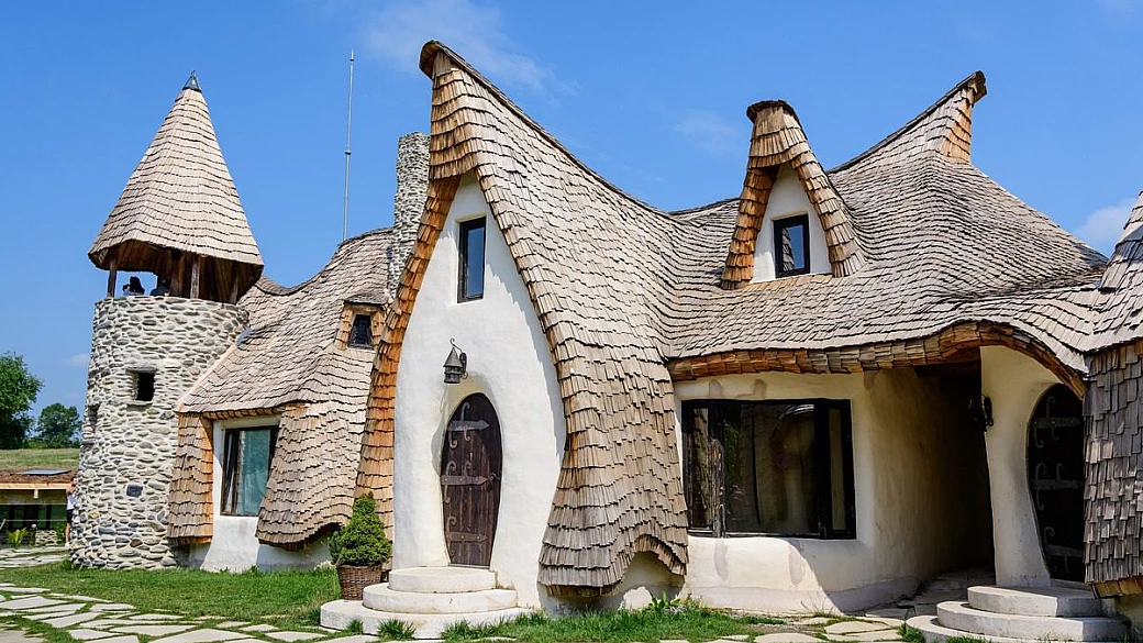 nel cuore della paurosa transilvania c'è un castello incantato, dove il mondo dei cartoni animati prende vita