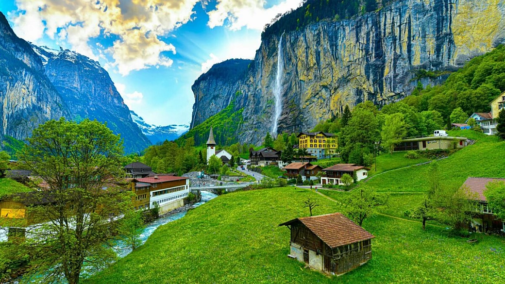nella valle delle 72 cascate dove ogni nevicata è magia: ecco il borgo da fiaba dove sciare tra le alpi svizzere