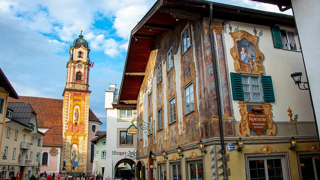 dolci melodie senza tempo riecheggiano tra le bianche alpi bavaresi: in questo pittoresco borgo tra le montagne, la musica incontra tradizione e natura