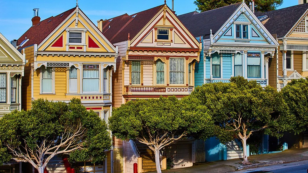 così colorate che sembrano uscite da una fiaba disney: queste case a schiera sono il vero simbolo della città