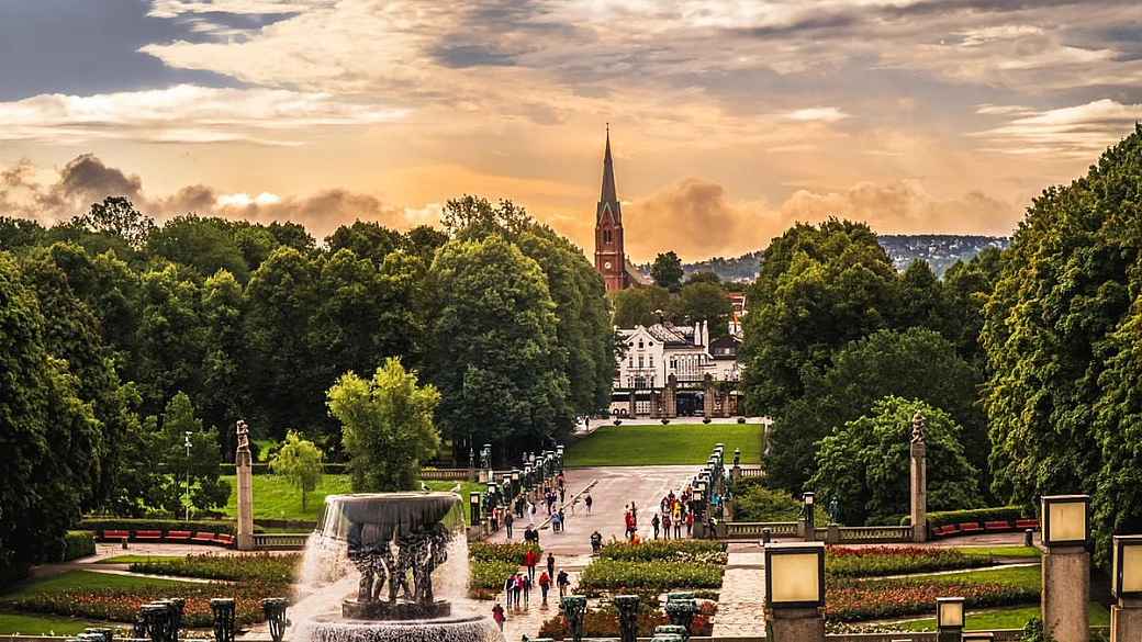 nel cuore di questa capitale europea c'è un parco davvero bizzarro, dove la bellezza... è senza veli!