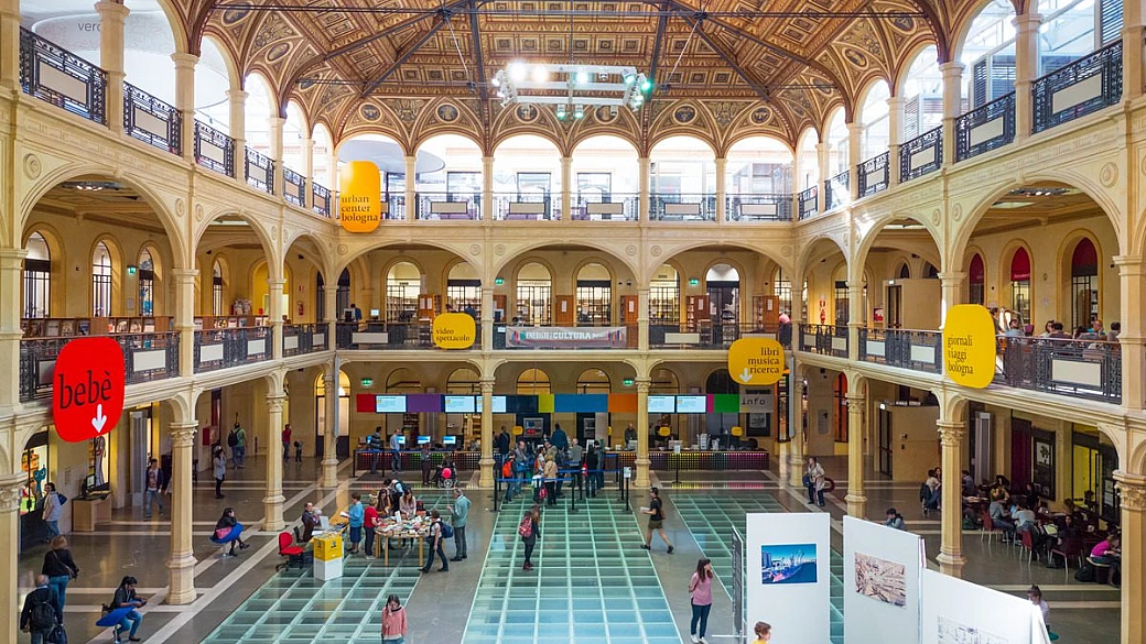 a bologna c'è la più grande piazza coperta d'italia: qui la città mostra il suo lato più originale