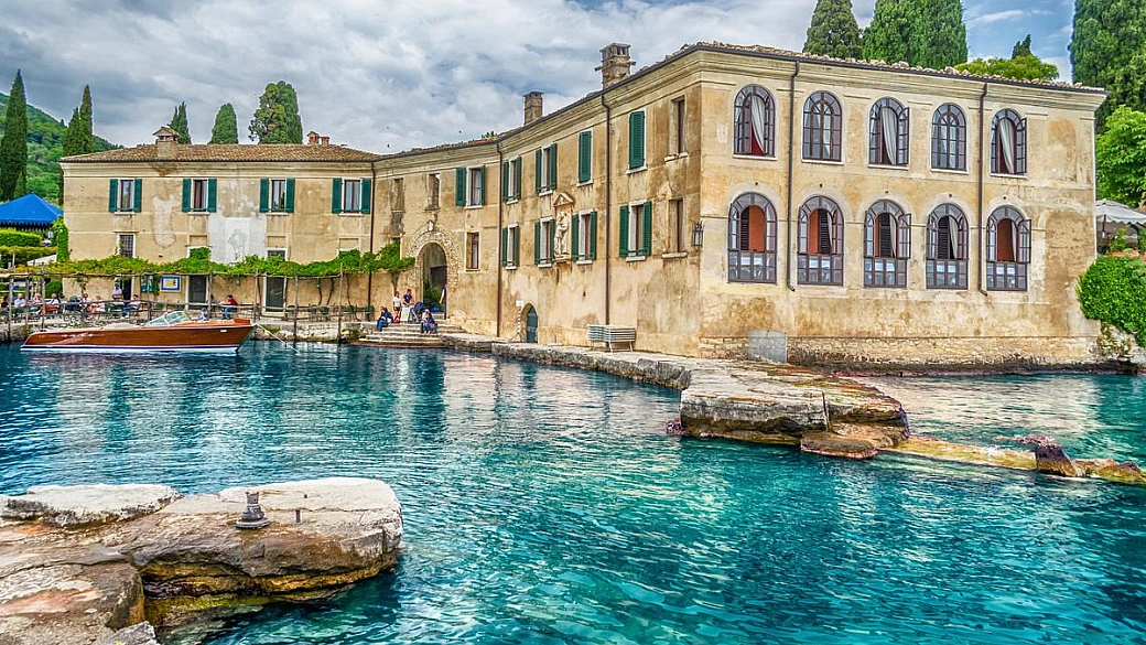 una bellezza a punta: sul più grande lago d'italia c'è un angolo di meraviglia con la sua celebre villa d'autore