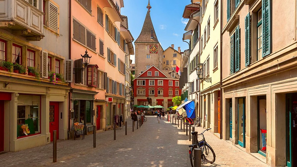 È una delle mete da non perdere a due passi dal confine: ecco cosa dicono di lei gli italiani che ci vivono e che raccontano i suoi volti nascosti