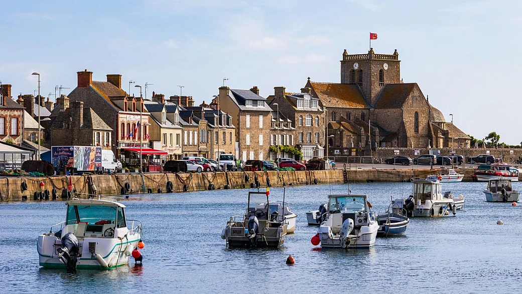 i migliori vicoli vista mare d'europa si trovano qui: il borgo di granito è la meta ideale per chi ama i paesaggi tranquilli