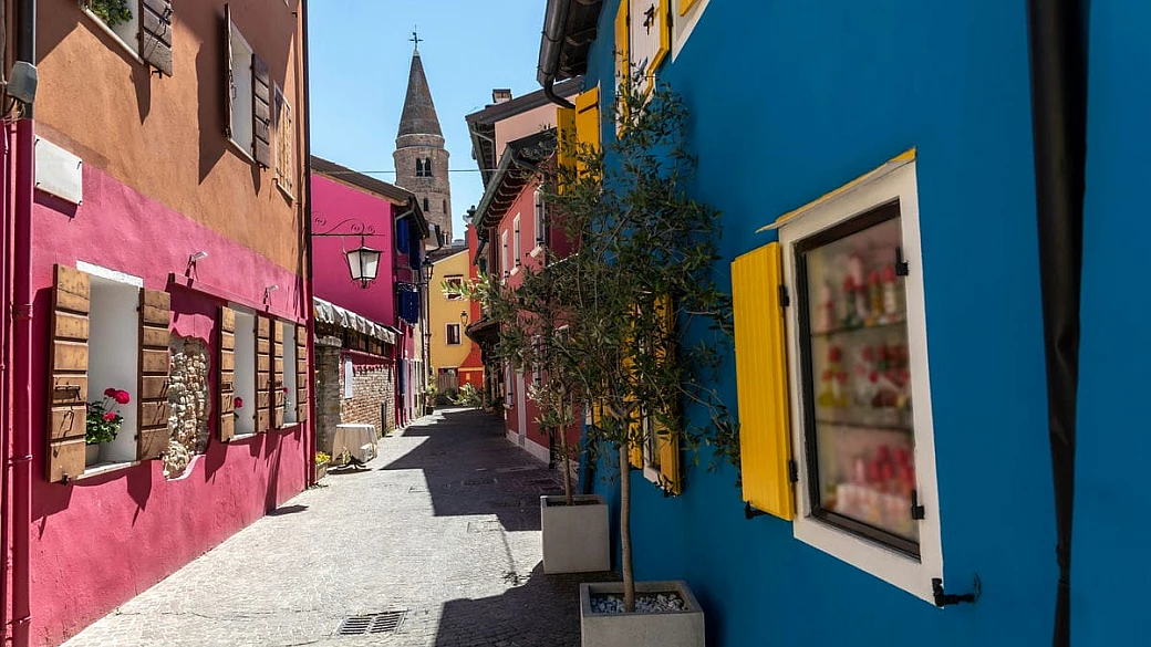 se non avete mai pensato di andare al mare in veneto, la piccola venezia a un'ora dalla laguna vi farà cambiare idea
