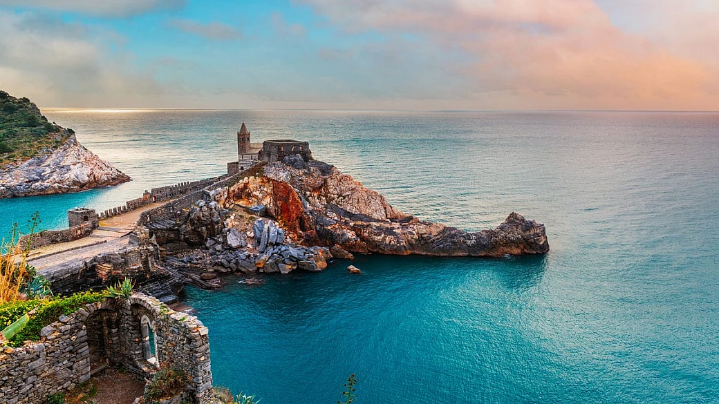 È il cristiano tempio che lasciò montale senza parole: affacciata sul mare c'è la chiesa più bella della liguria