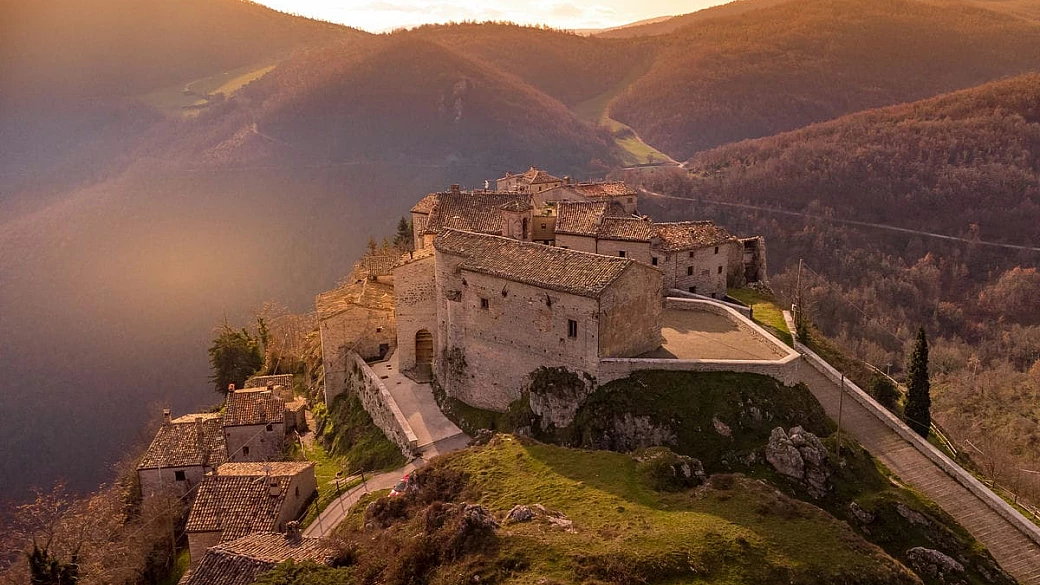 anche l’italia ha il suo “piccolo tibet”: scopriamo insieme il borgo marchigiano sospeso nel tempo dove regnano pace e tranquillità