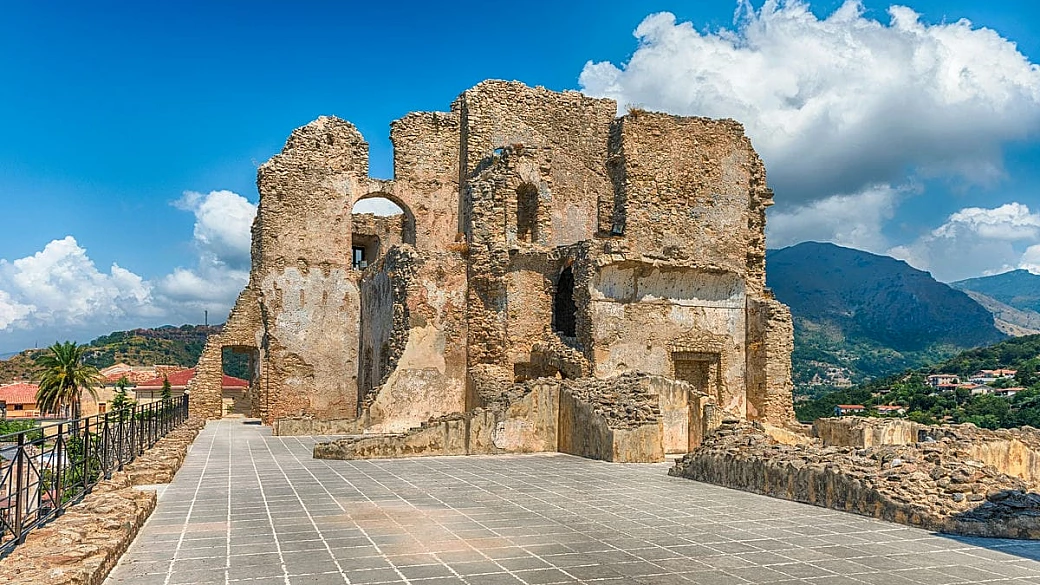 un tesoro nascosto tra le colline e il mare: in calabria c’è un borgo gioiello dove la storia incontra la magia della natura