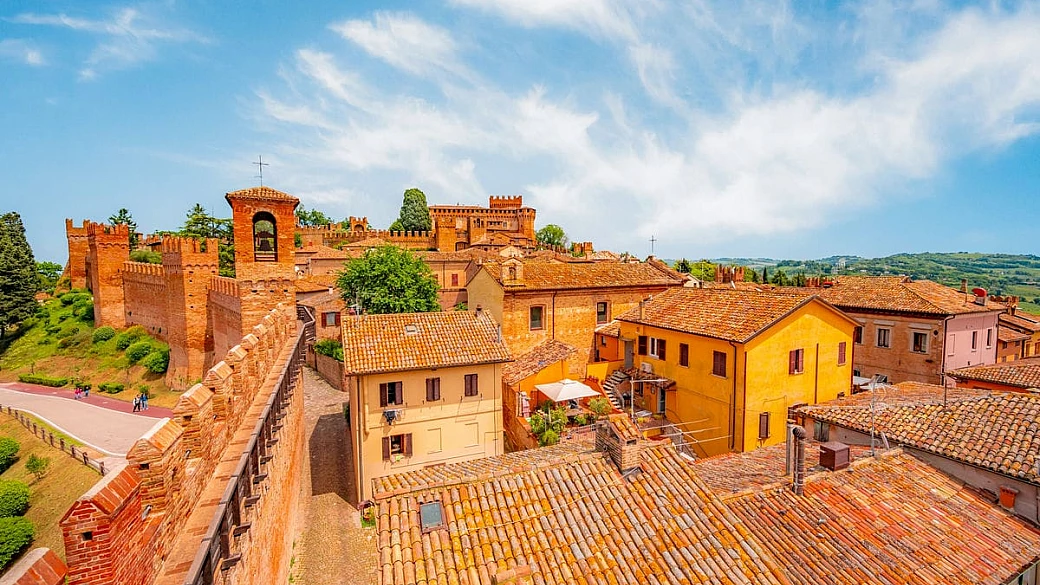 sulle colline delle marche c'è il borgo più romantico d'italia: anche dante alighieri ne ha parlato nella divina commedia