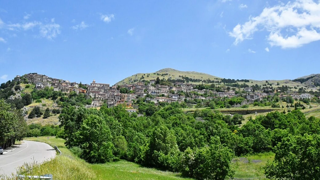 una schiera di case in pietra che guardano verso la campagna: qui tavole imbandite e storia si incontrano