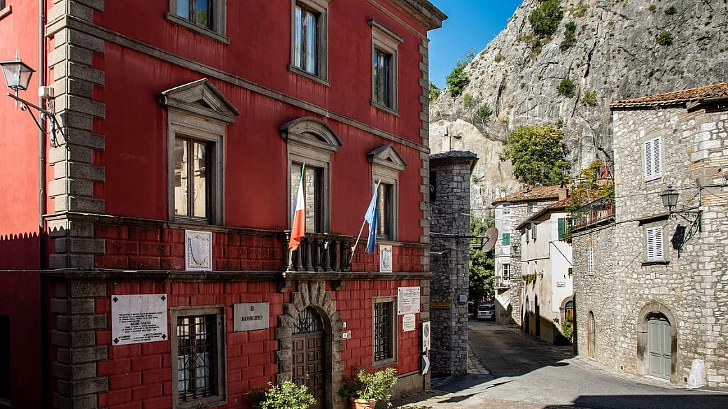 appoggiato tra enormi massi di roccia c'è un borgo unico: si trova in toscana e sembra sempre sull'orlo del precipizio