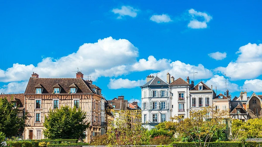 È la città del 'coccodrillo' più famoso della moda, ma a lasciarti senza parole saranno le sue splendide case di legno