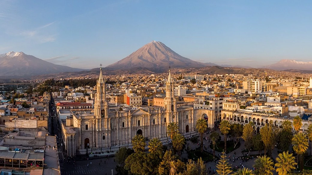 circondata da ben 3 vulcani, questa città bianca è il magnifico esempio dell'architettura coloniale nel paese