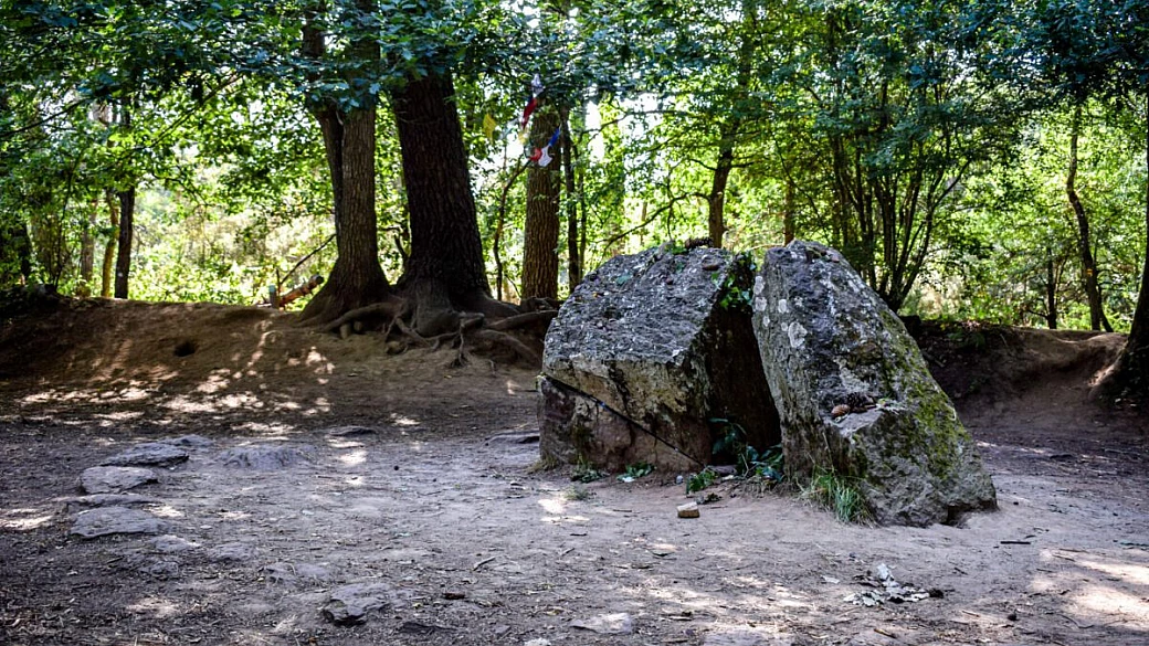 nel cuore della francia c'è la terra di re artù, dove tra foreste e castelli ogni passo è un salto nel passato (e nelle fiabe)