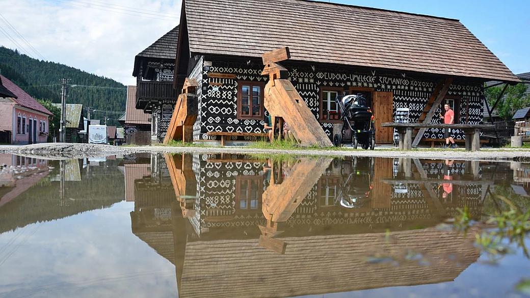 È uno dei borghi dipinti più belli d'europa, ma non aspettatevi di trovare dei murales: qui l'arte è decisamente diversa
