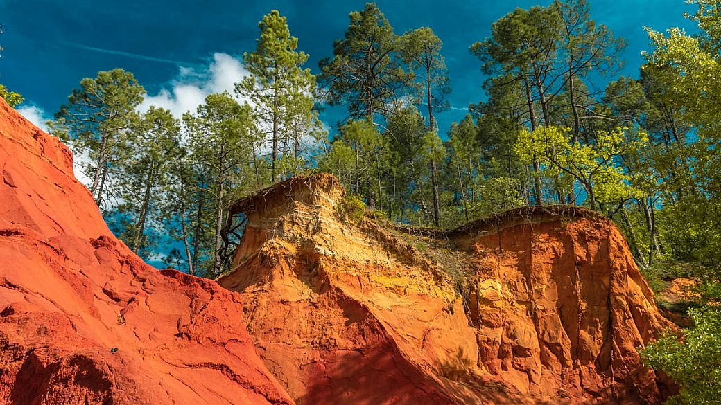 È il piccolo colorado della provenza: tra rocce ocra e paesaggi di desolante bellezza, ti sembrerà di essere negli usa