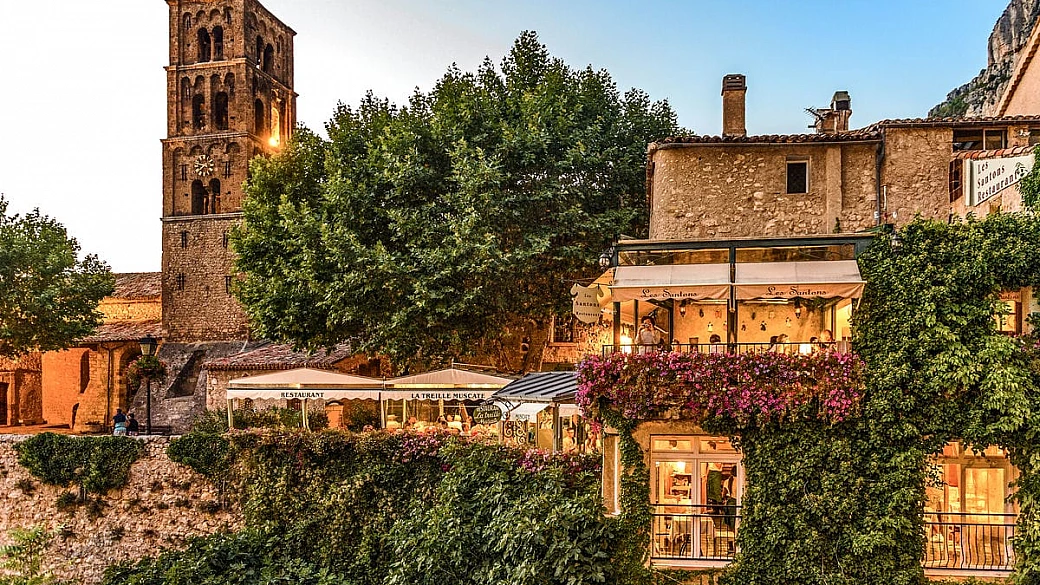 immerso tra ulivi secolari e maestosi picchi di roccia, il paese delle ceramiche e delle stelle è tra i borghi più belli di francia