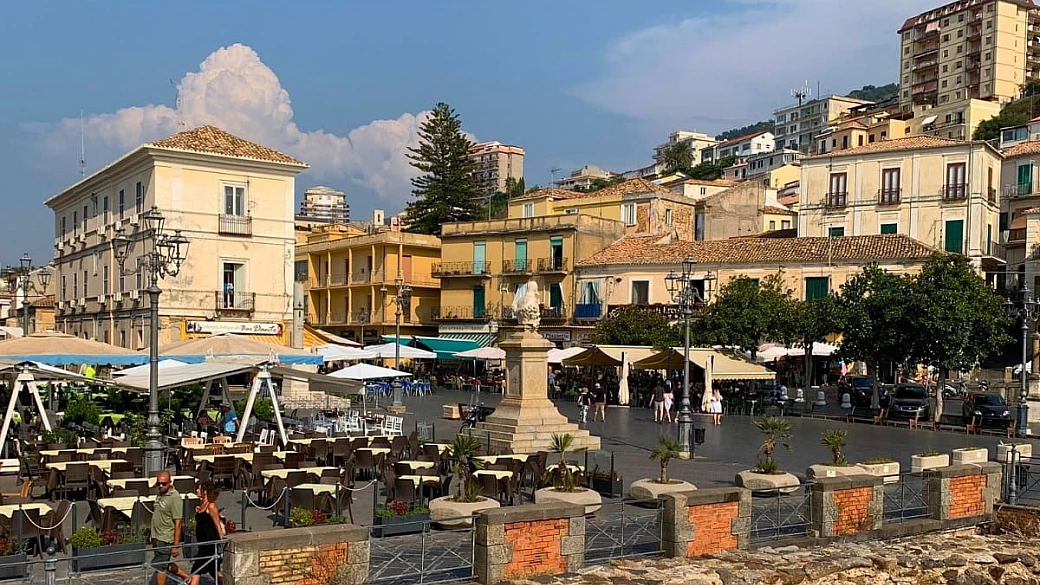 in calabria c'è uno dei borghi più romantici d'italia: tra vicoli e panorami, la sua vera sorpresa è il tartufo dolce