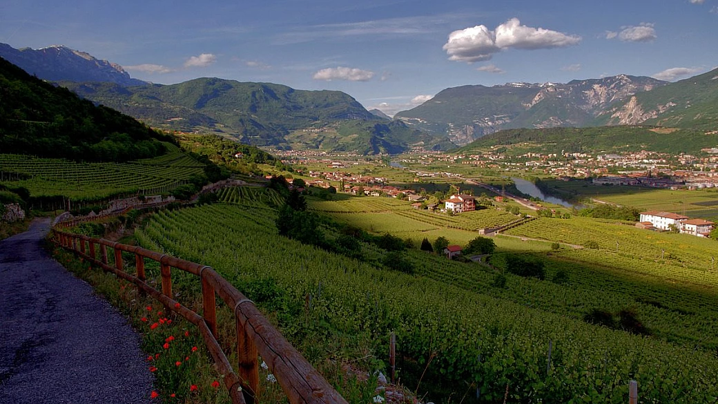 una bellezza che “vola” tra vigneti e montagne: in trentino c’è il borgo che ha conquistato mozart