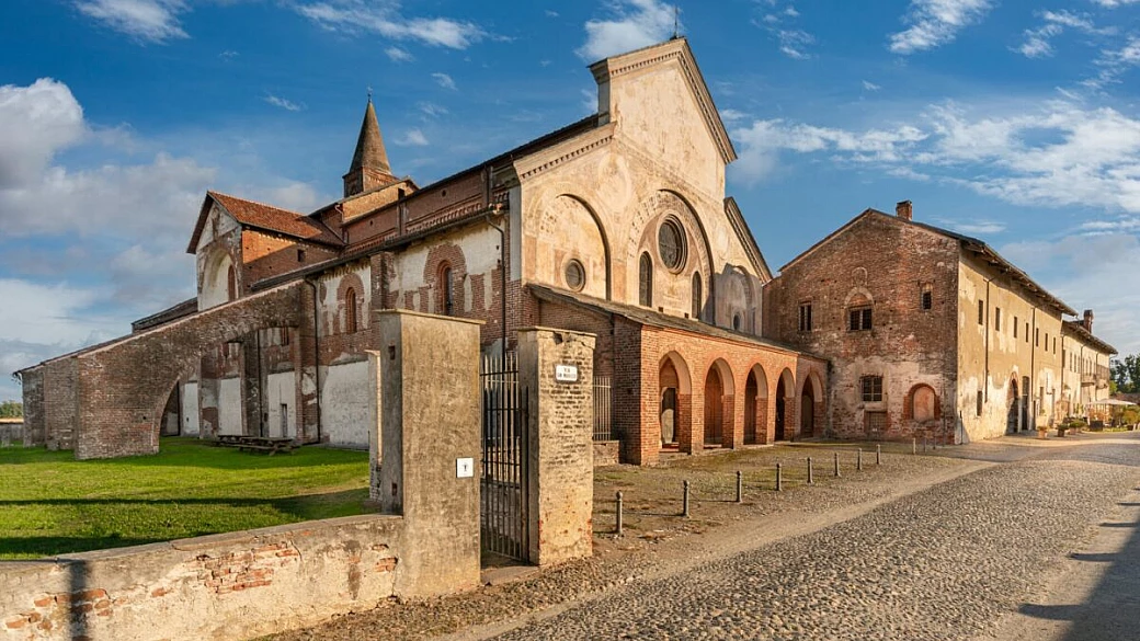 antichi affreschi e portici in mattoni rossi: è l'abbazia più bella del nord italia, ma in pochissimi la conoscono