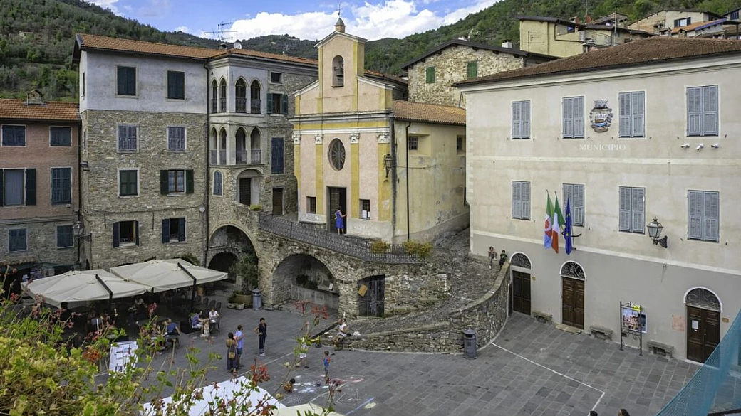 circondato da distese di ulivi, il 'borgo del sole' in liguria è una meta perfetta per una gita fuori porta... green